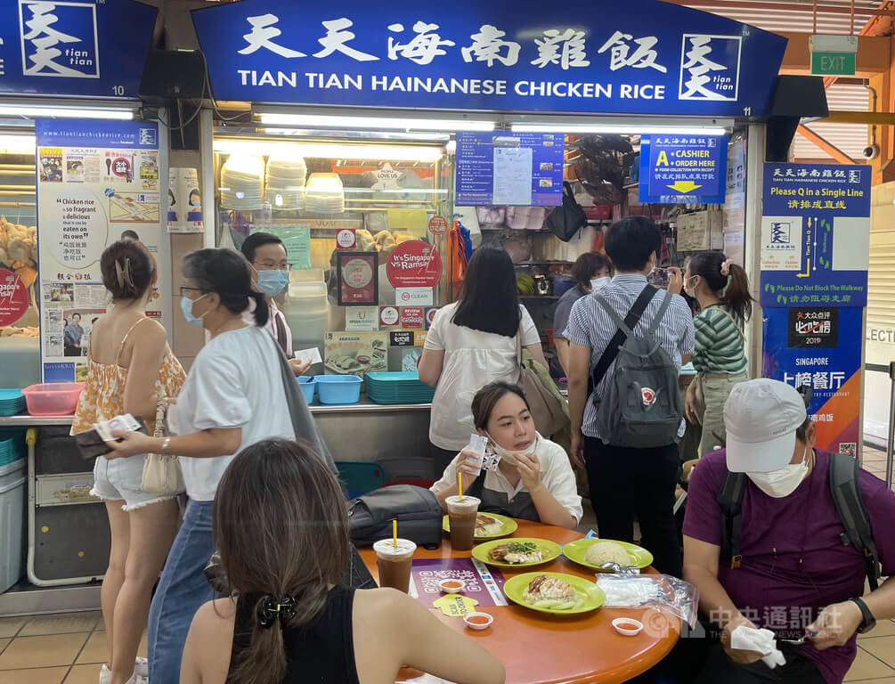 馬來西亞近期禁止出口活雞，衝擊鄰國新加坡，不少民眾跑到當地知名的海南雞飯攤販排隊，深怕短時間內吃不到這道「國民美食」。 圖/中央社