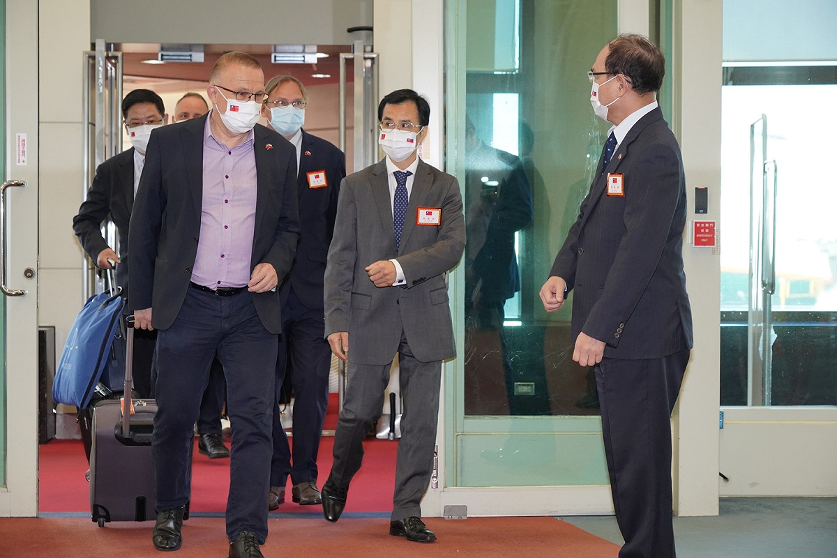 斯洛伐克訪團於上午7點多抵台，將晉見蔡英文、赴高雄簽夥伴協定。  圖/外交部提供