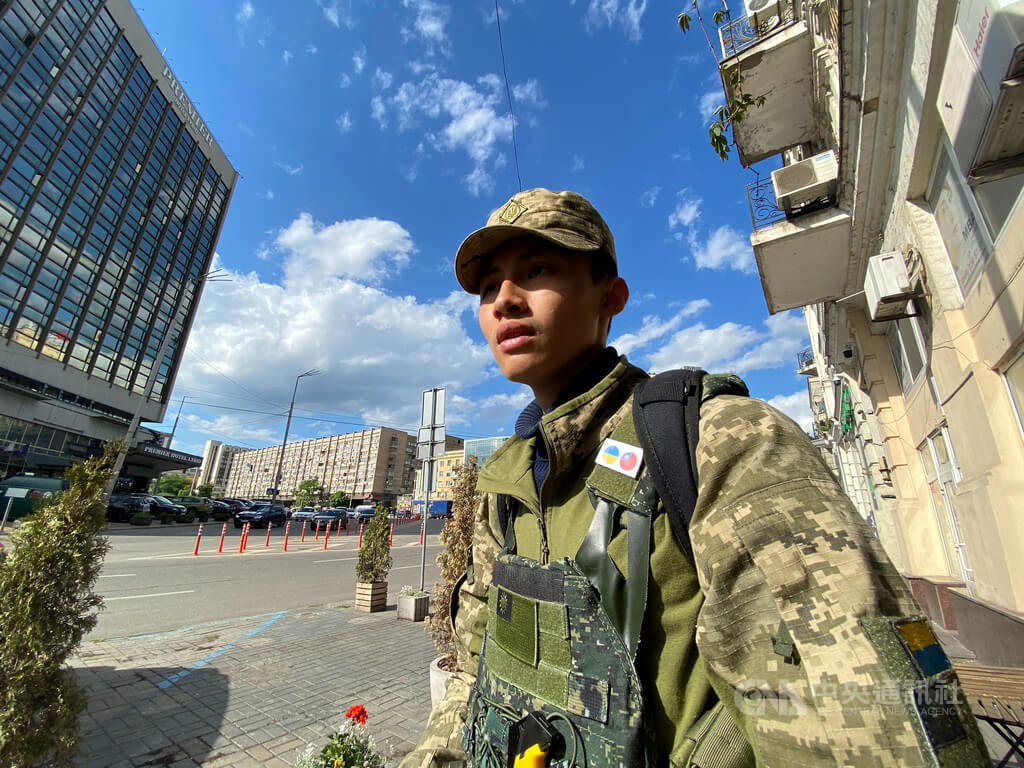 烏克蘭總統澤倫斯基籲請國際志願軍協助抗俄後，28歲台灣人姚冠均通過層層審核，投身特種部隊後勤補給聯隊。 圖 : 翻攝自臉書
