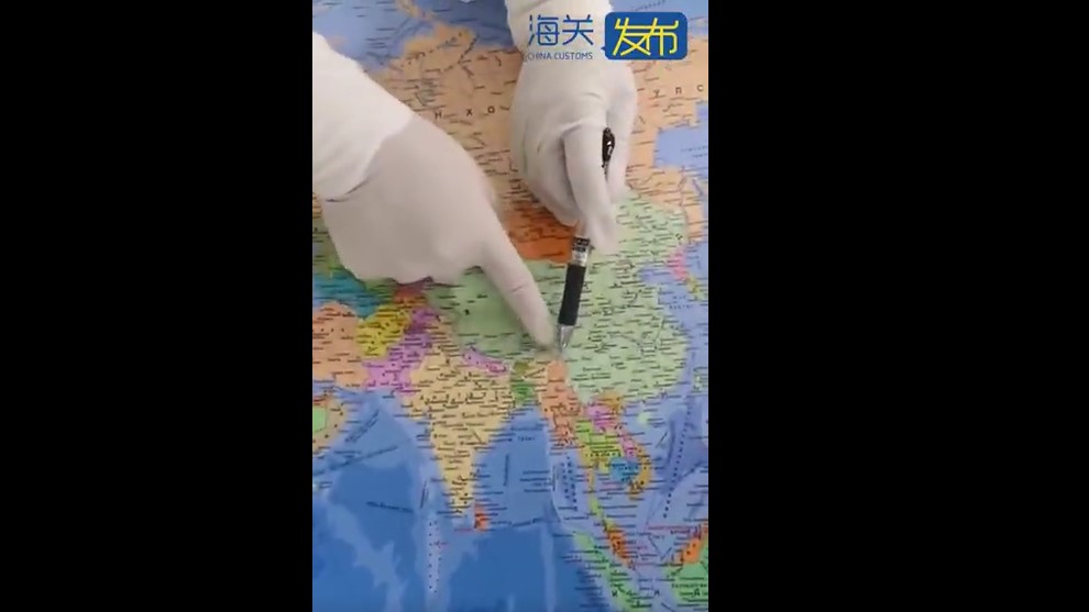 中國海關人員疑似認為藏南地區國界有誤。 圖：翻攝自海關發布微博