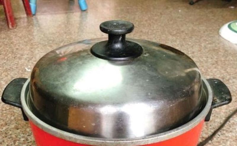 原PO不知電鍋內的黃色污垢該怎麼去除，貼文一出，不少婆媽都分享「簡單一招」，大讚超乾淨。 示意圖／NOWnews資料照