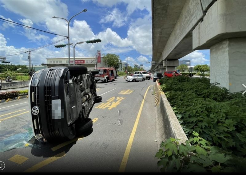 台南市歸仁區中山路3段高鐵橋下，今（5）日上午11點多時一輛救護車與自小客車發生碰撞，撞擊力道猛烈，救護車整輛車側翻橫躺路面，現場3人受傷送醫。 圖／翻攝畫面