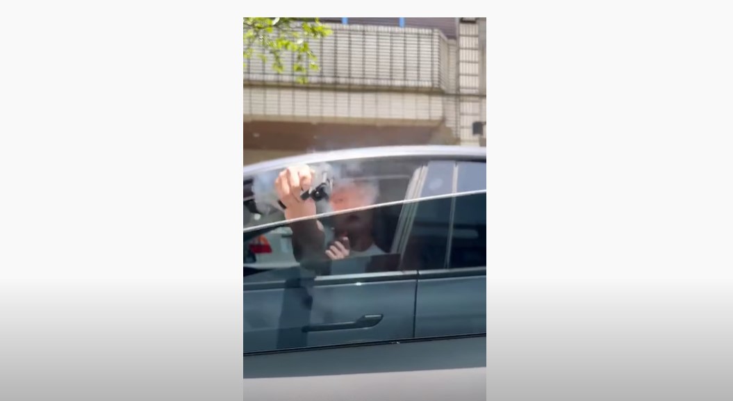 身穿白衣的特斯拉車主要求插隊被拒，持空氣槍瘋狂掃射。 圖：翻攝自cycy Liu YouTube 頻道