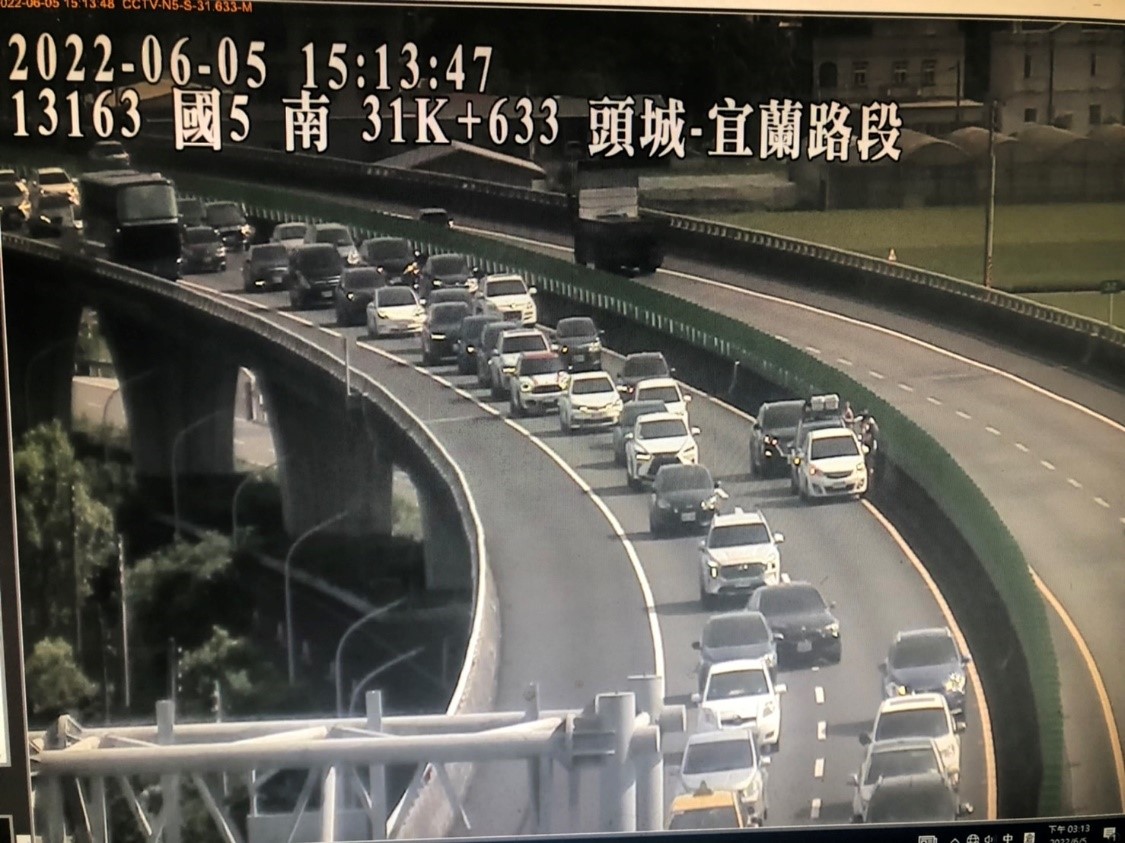 今日15時10分國5北向31.9公里發生3自小客車追撞，占用內車道，造成回堵1公里， 圖：交通部高速公路局／提供