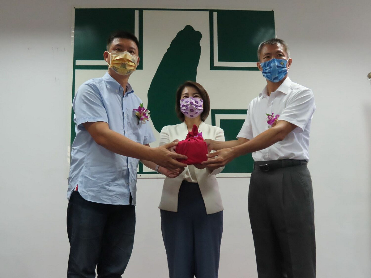 在周春米(中)監交下，許展維(左)正式交棒給羅平道。 圖：民進黨屏東縣黨部提供