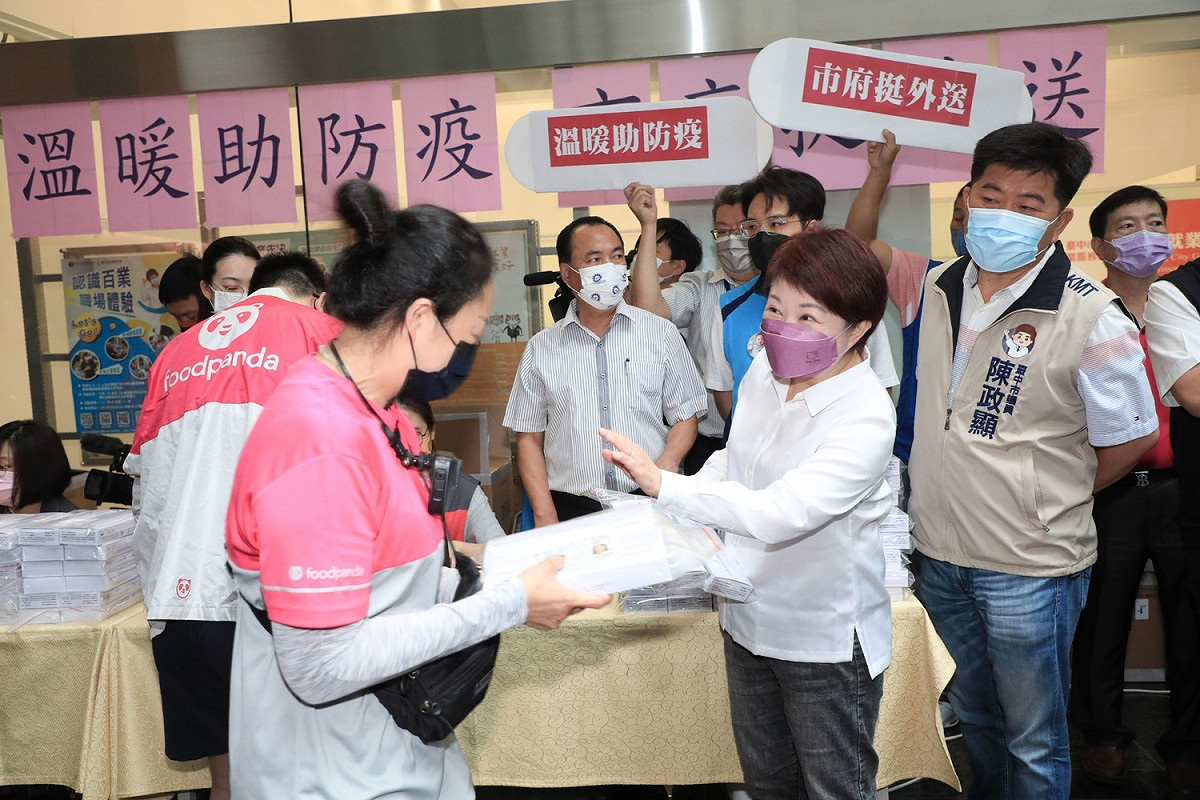 台中市「溫暖助防疫、市府挺外送」，今天起送給外送員每人送2劑快篩。 台中市政府/提供