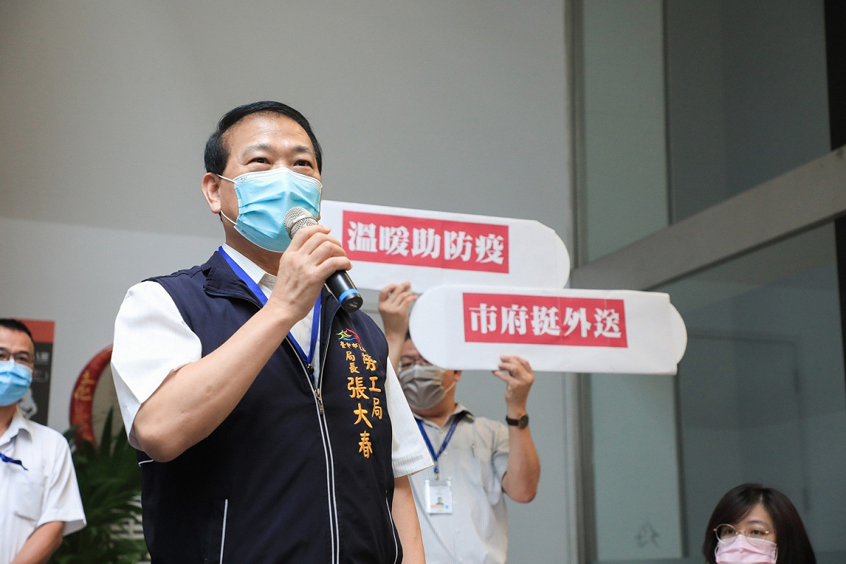 勞工局長張大春說明中市府發送外送員快篩試劑方式。 台中市政府/提供