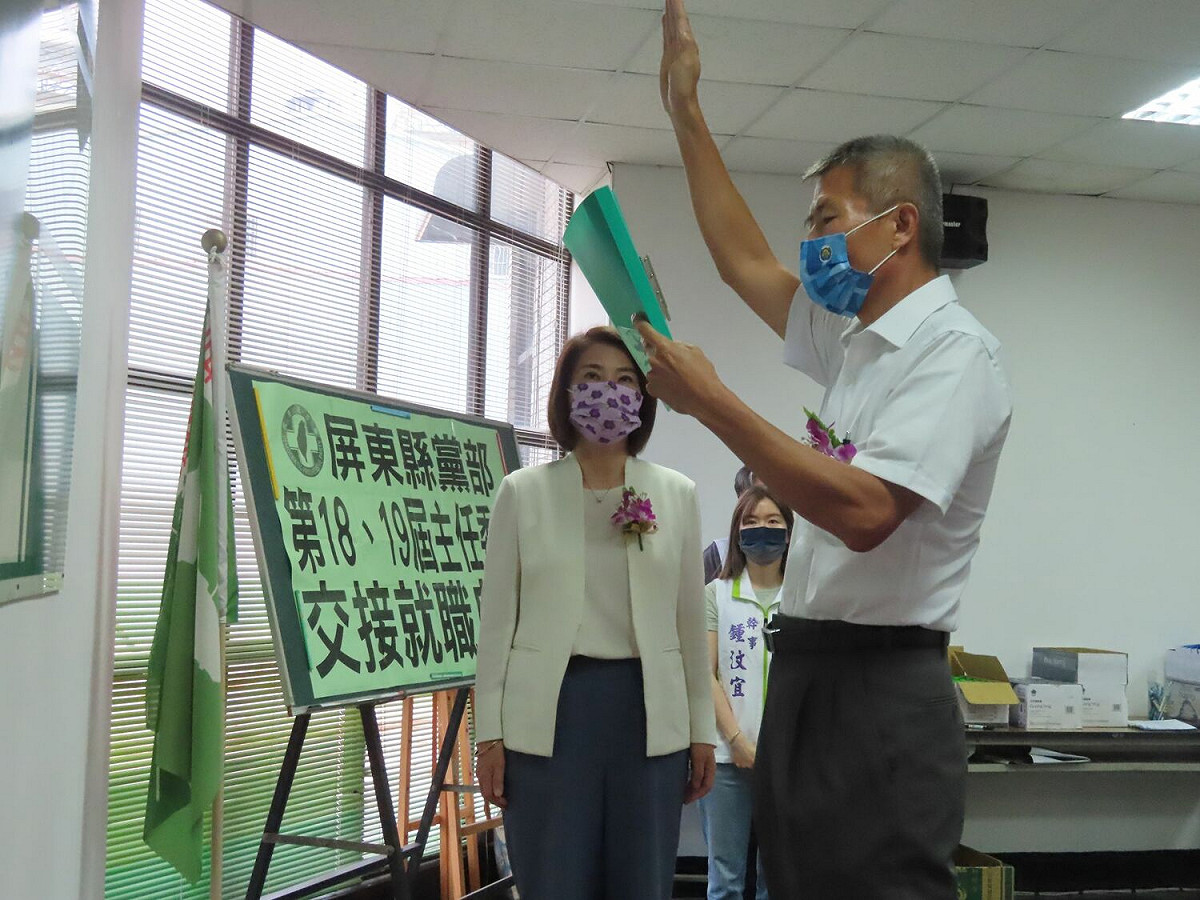 羅平道(右)宣誓就任屏東黨部主委。 圖：民進黨屏東縣黨部提供