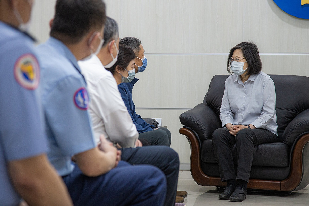 總統蔡英文慰問AT-3失事殉職飛官徐大鈞少尉家屬 圖：總統府提供