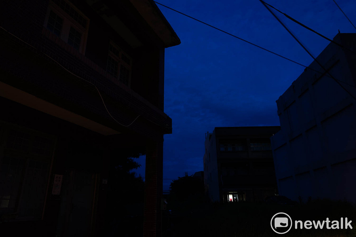 大部份的居民已遷移離開，只剩少數住戶還未搬遷。沒有什麼人氣的巷弄，有著莫名的陰森感。 圖：張良一/攝