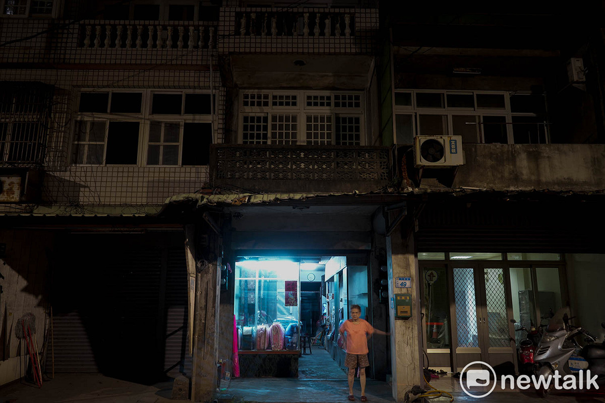 竹圍區上只剩非常少數店家仍有營業，圖中的棉被老店，店家表示，雖然鄰居都離開了，但他們仍會營業到113年10月，最後搬遷的期限。 圖：張良一/攝