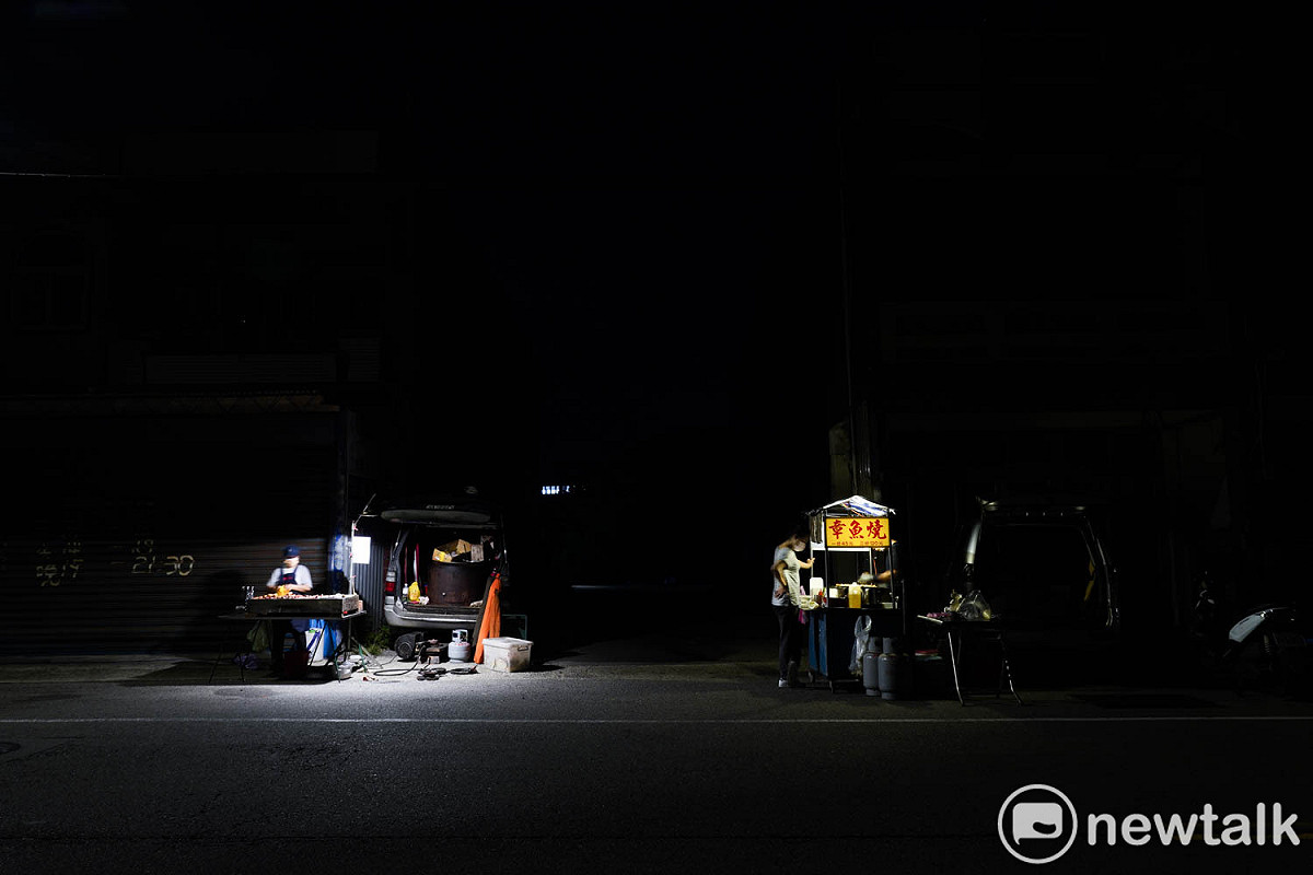 竹圍街上只剩賣章魚燒、蛋餅的三個攤子，由於沒有多少顧客，只能早早收攤。 圖：張良一/攝