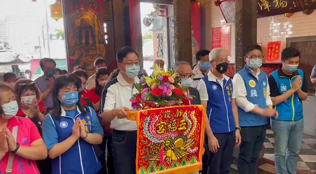 張善政前往蘆竹區五福宮參拜，與在地鄉親座談請益。 圖：林昀真/翻攝
