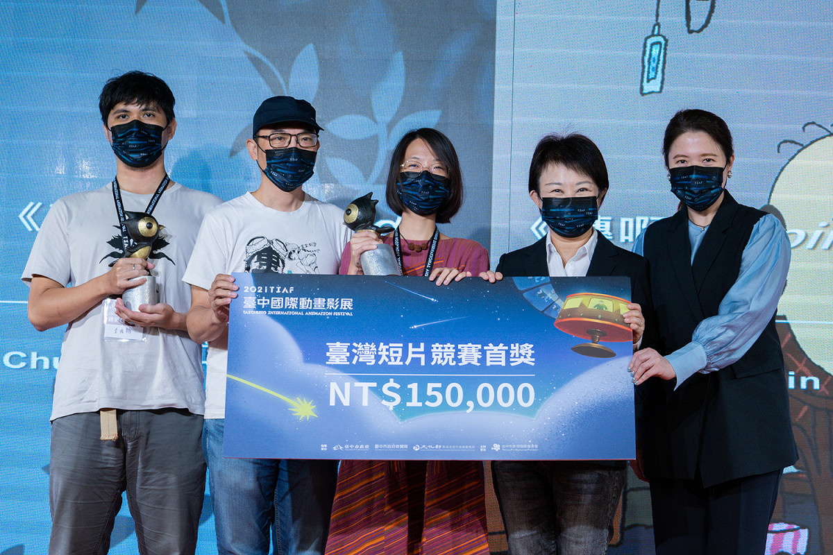 去年的台灣短片競賽雙首獎《蘊・孕》導演李柏翰與連俊傑、《轉啊》導演楊子新與市長盧秀燕與台中市影視發展基金會執行長林筱淇合影。 台中市政府/提供