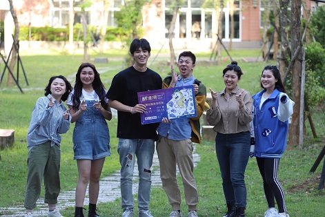王品澔（左三）力邀6月9日至6月12日一起到華山文創園區感受「醒浪潮」技職教育特展。 圖：醒吾科技大學提供