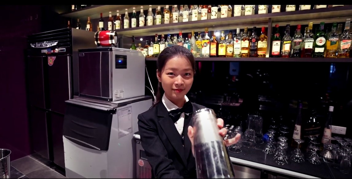 「醒浪潮」於醒吾餐酒館內由醒吾科大學生現場表演調酒秀。 圖：醒吾科技大學提供