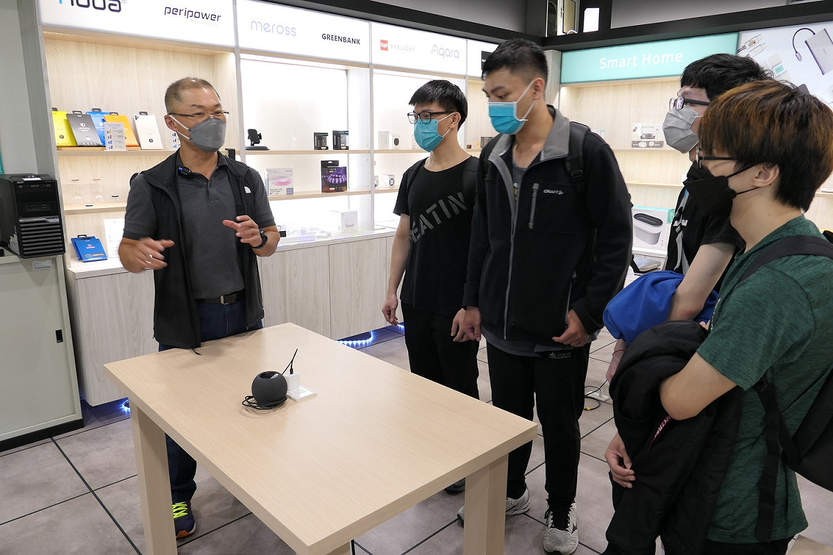 醒吾科大與業界無縫接軌，和瀚荃集團產學合作的Cvimall喜買電商，醒浪潮展覽期間只要加入Cvimall喜買Line好友，現場免費送實用便利的三合一行動充電線。 圖：醒吾科技大學提供