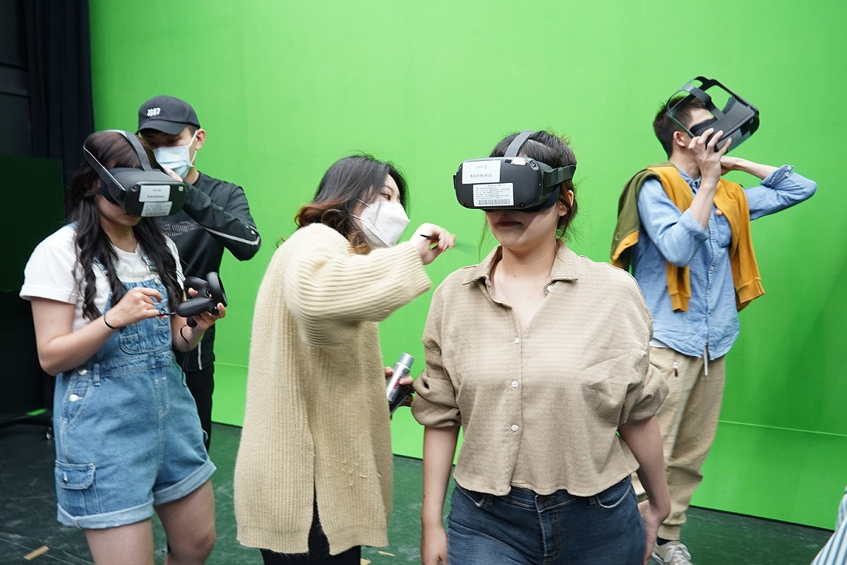醒浪潮」邀請民眾一起來數位體驗區的虛擬攝影棚參與VR實境體驗。 圖：醒吾科技大學提供