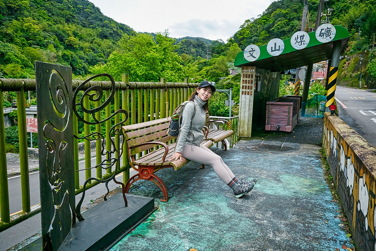 文山煤礦站-礦工台車特色巴士等候站與「螢火蟲礦工」地景藝術，適合旅拍打卡。