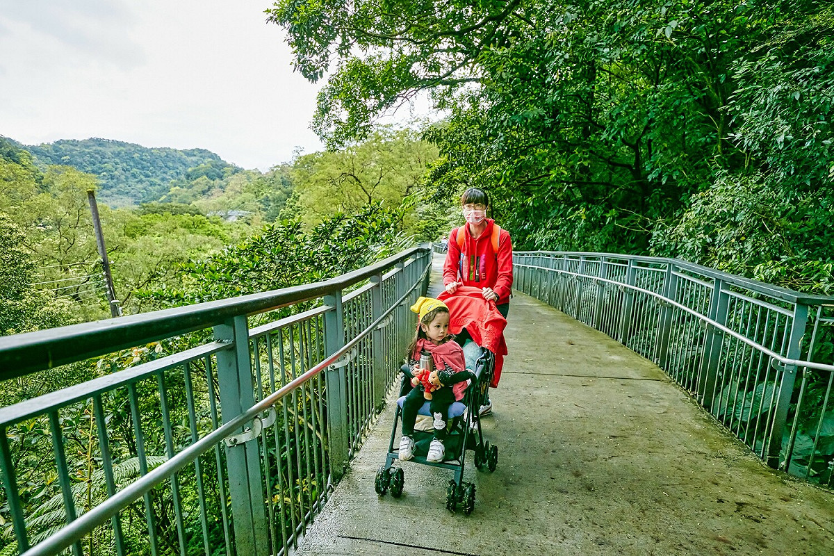 走讀十分友善步道，適合親子與樂齡族群前往欣賞十分瀑布壯麗美景。