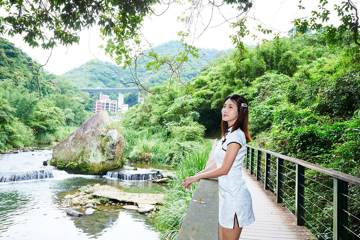 山林系網紅Lucy路雨希走讀淡蘭古道石碇段，探尋石碇石頭公，聆聽在地大自然聲音。