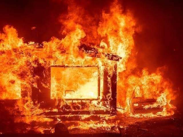 孟加拉一貨櫃場發生爆炸，大火連燒2天。 圖 : 翻攝自推特 Tara(@Tara4771)