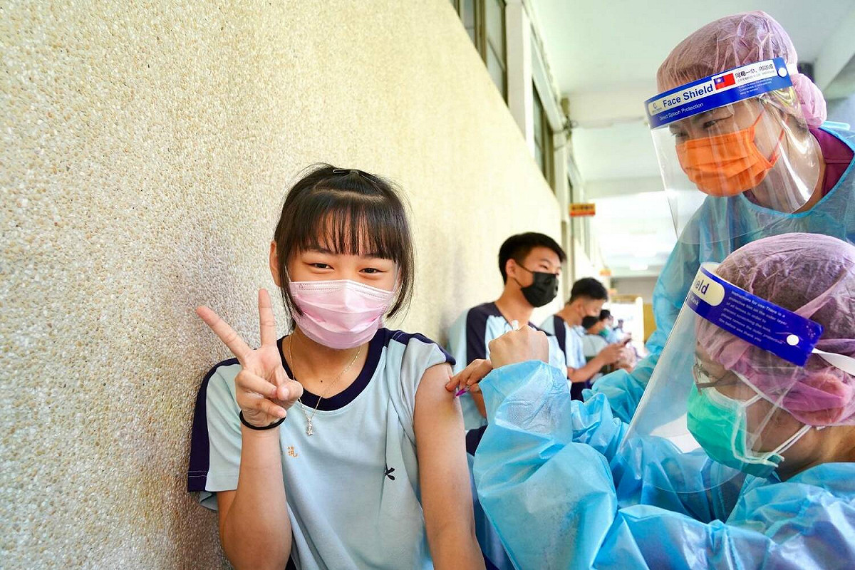 屏東開始到校施打BNT疫苗追加劑。 圖：屏東縣政府提共