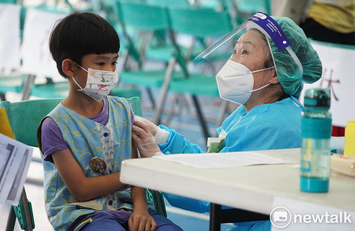 桃園市5-11歲兒童疫苗覆蓋率已達64.93%。 圖：林昀真／攝