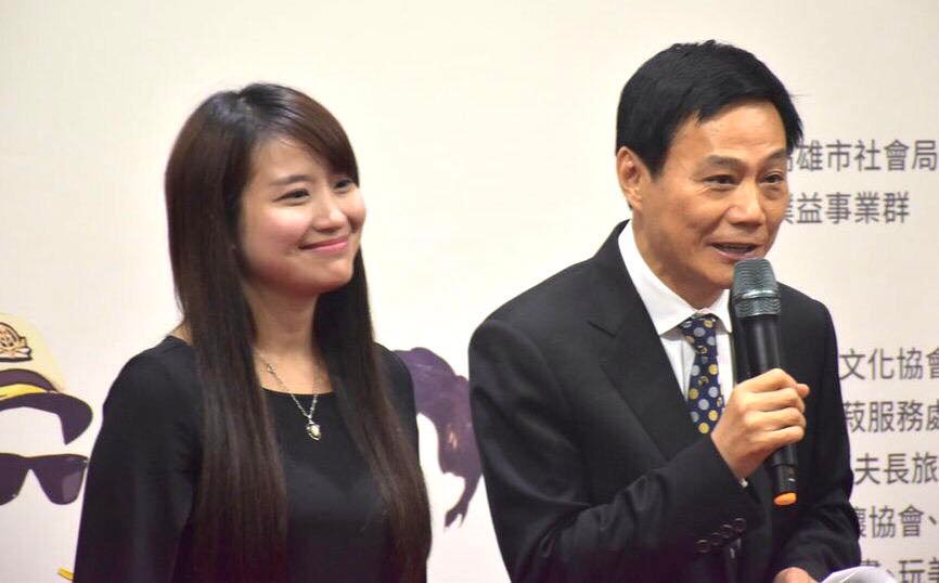 前高雄市議長許崑源(右)2年前意外墜樓身亡，女兒許采蓁(左)PO出老照片追念，並舉辦「許崑源追思線上音樂會」，傳藍綠跨黨派11位「長輩」獻「聲」致詞。其中包括「韓家軍」主帥韓國瑜。 圖：翻攝許采蓁臉書