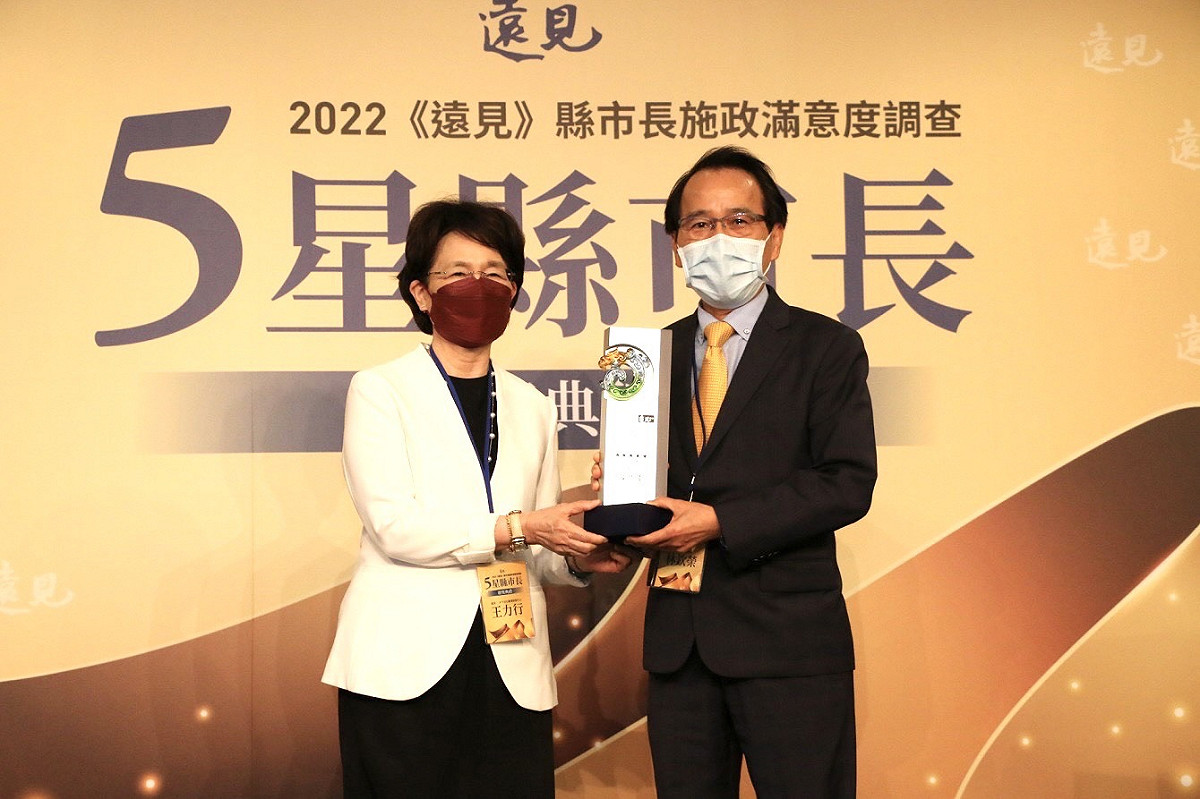 林欽榮(右)代表領取最佳施政進步城市獎。 圖：高雄市政府提供
