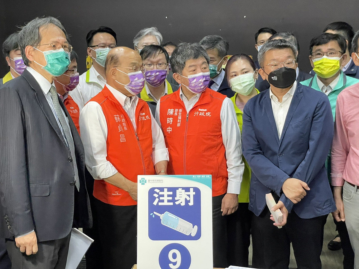 蘇貞昌、陳時中到疫苗接種站視察，被前立委顏寬恒批評是作秀。  台中榮總/提供