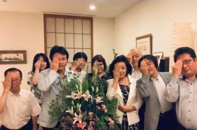 《產經新聞》台北支局長矢板明夫（右）與來賓一起遮右眼挺香港反送中運動的照片，竟然被傳成是神秘組織光明會活動，令他啼笑皆非。 圖：翻攝自矢板明夫俱樂部 Yaita Akio臉書