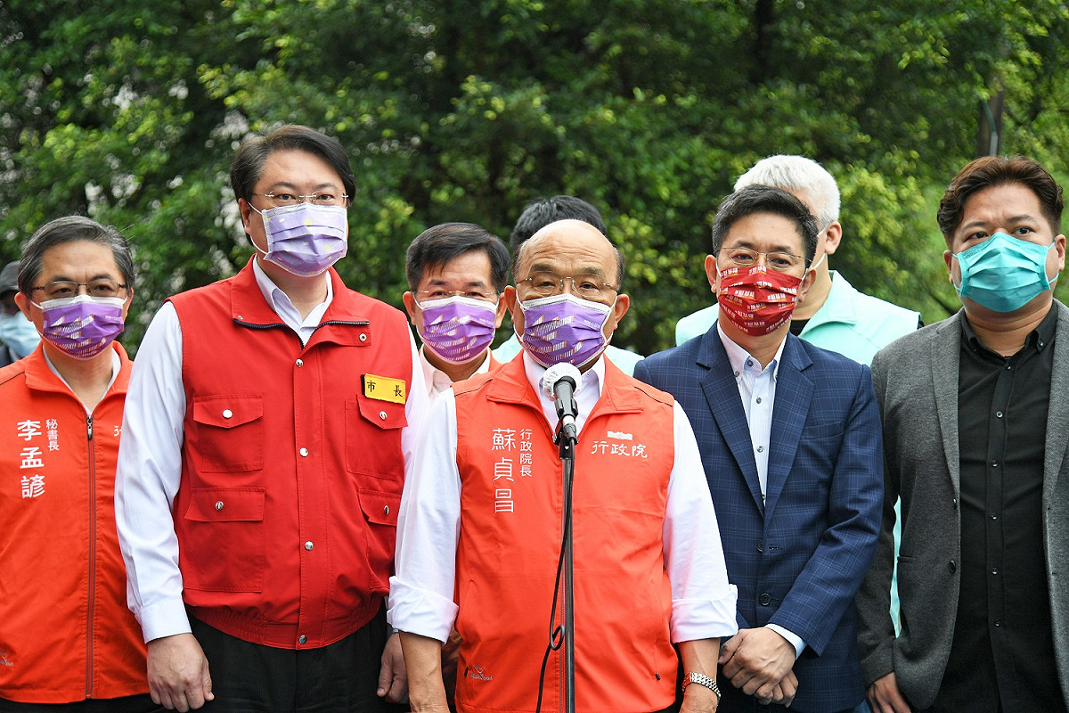 行政院長蘇貞昌今（7）天上午到基隆市視察建德國小兒童疫苗施打情形前受訪。 圖：行政院提供
