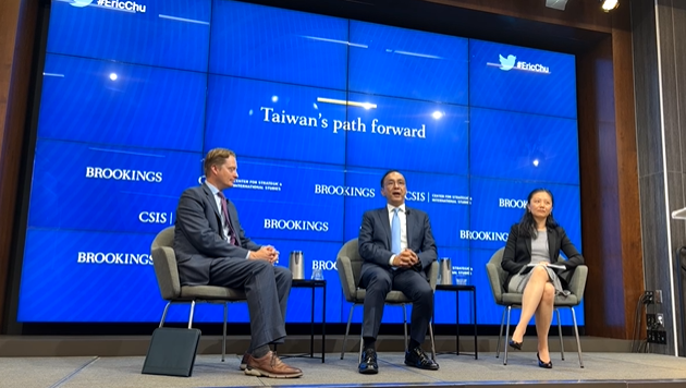 國民黨主席朱立倫於美東時間6日在「布魯金斯研究所」（Brookings Institution）發表「台灣未來方向」演說。 圖：截自朱立倫臉書直播