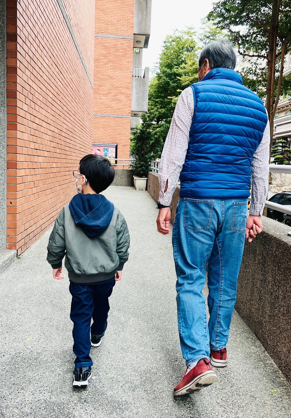 招名威今分享5歲半兒子打疫苗後的反應。 圖：翻攝自招名威教授 毒理威廉 臉書專頁
