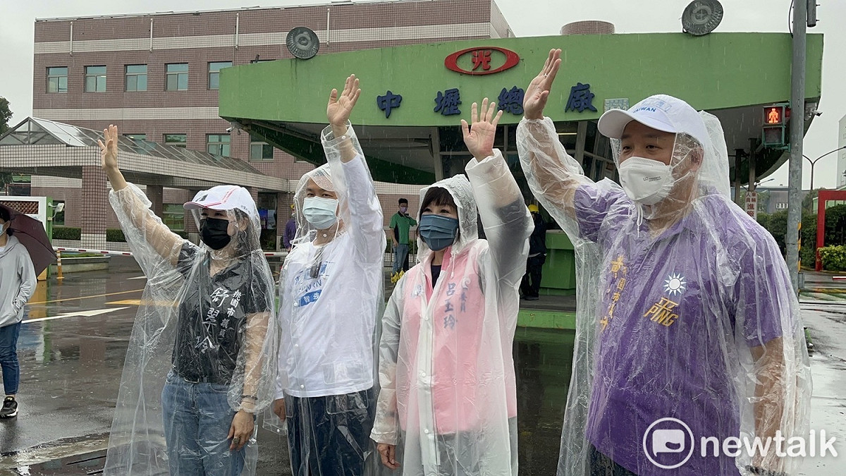 羅智強（左2）繼續桃園行腳活動，立委呂玉玲（右2）、議員舒翠玲（左1）、黃敬平（右1）陪同。 圖：林昀真/攝
