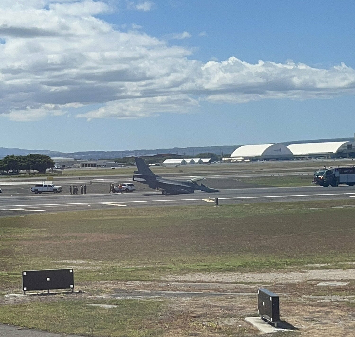 我F-16A戰鬥機降落夏威夷檀香山機場時，發生鼻輪故障意外。 圖 : Twitter Yoshi (@imohappy)