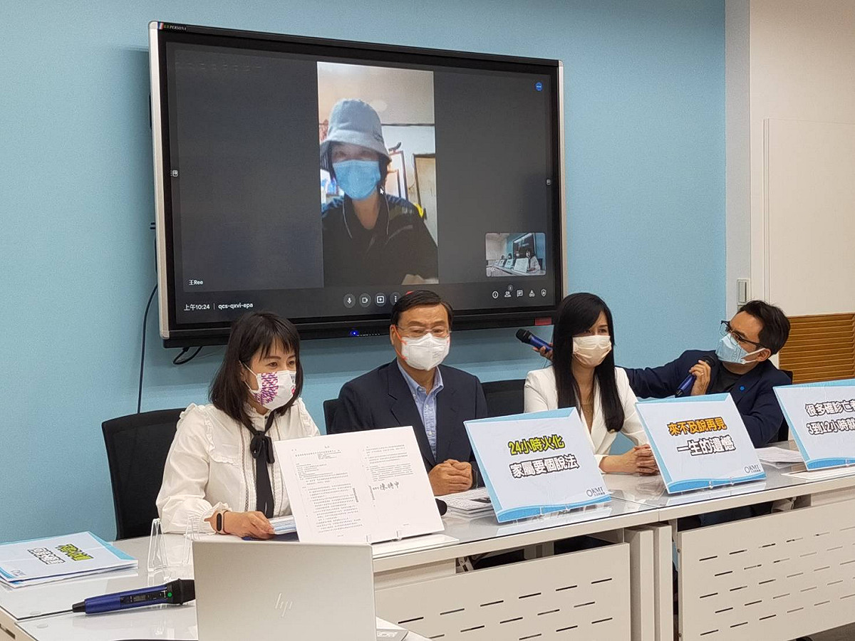 國民黨團召開記者會，就火化之亂爭議，與確診死亡者家屬一同向中央喊話。 圖：國民黨立法院黨團/提供