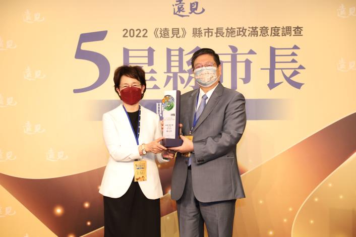 新竹縣長楊文科獲頒「最佳進步獎」。 圖：新竹縣政府提供