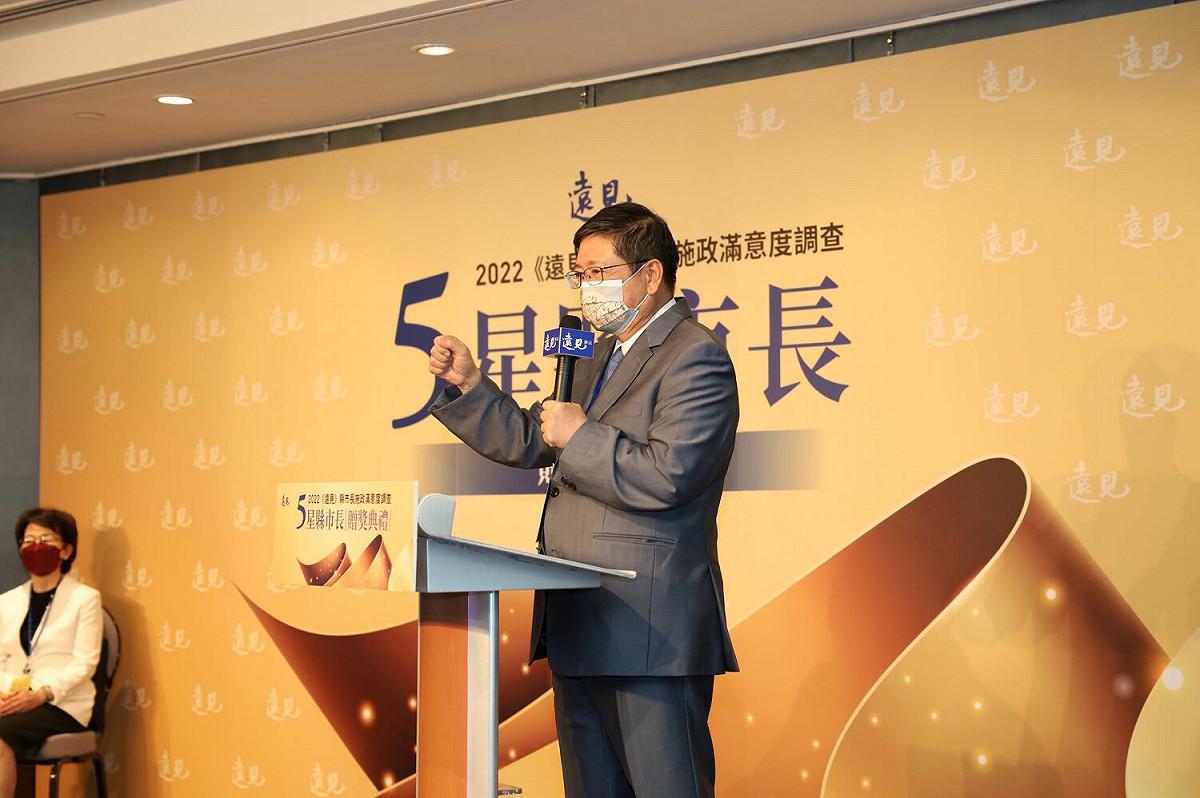 新竹縣長楊文科獲頒「最佳進步獎」。 圖：新竹縣政府提供