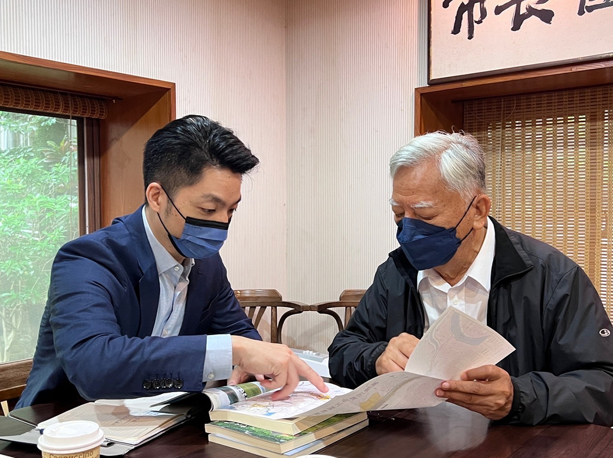 國民黨台北市長參選人蔣萬安拜會台北前市長黃大洲。 圖：蔣萬安辦公室/提供