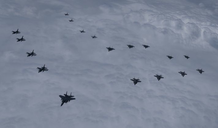 南韓與美國在韓國西海上空聯合展示空軍力量，以反制北韓日前發射導彈。 圖 : 翻攝自環球網