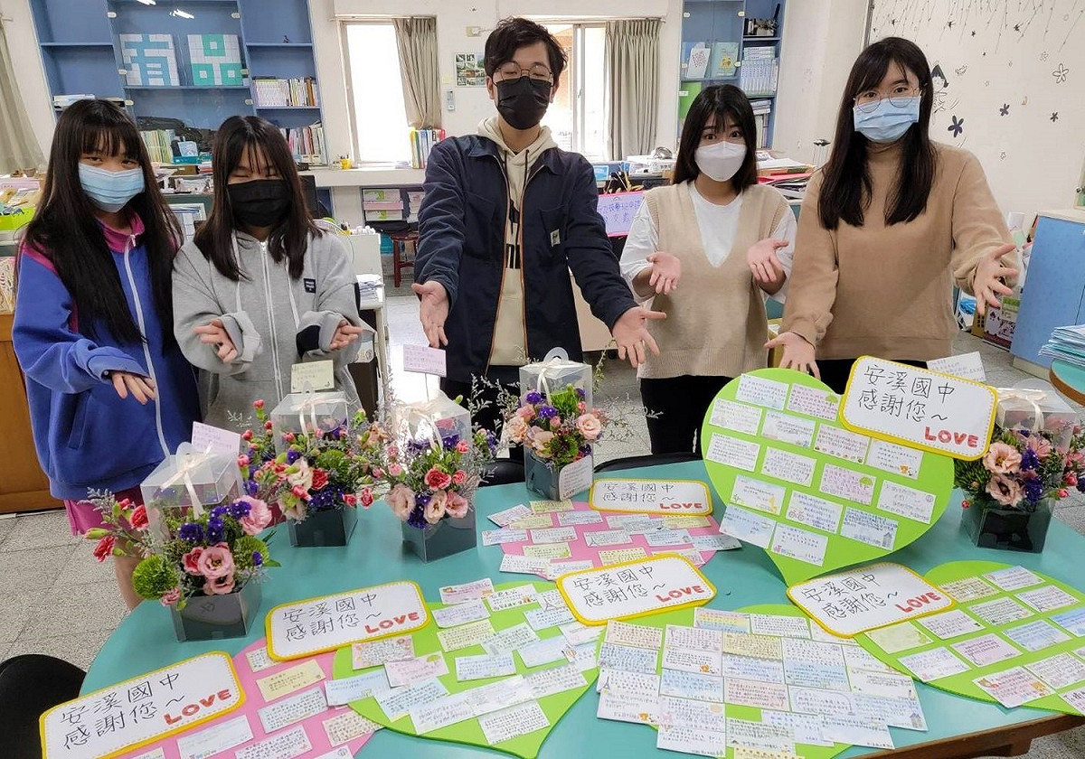 安溪國中帶領學生製作感謝卡及花束。 圖：新北市教育局提供