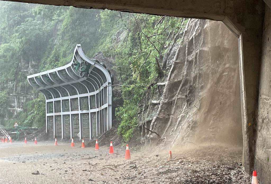 由於大雨影響，南橫公路梅蘭明隧道下午出現落石。 圖：六龜警分局／提供