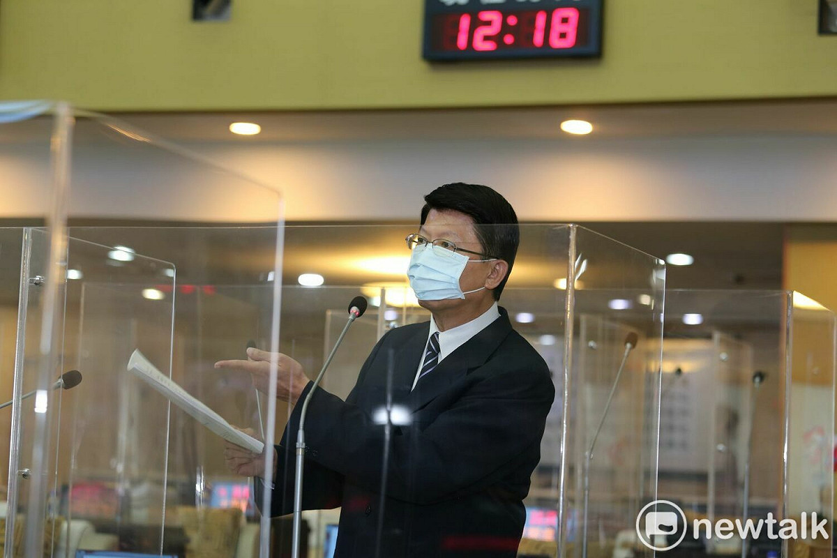 台南市議員謝龍介今日進行市政總質詢時聚焦台南市經發局長陳凱凌涉及財與色的檢舉案。 圖：黃博郎／攝