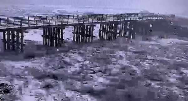 受梅雨鋒面影響山區大雨不斷，高雄市桃源區台20線「明霸克露橋」鋼便橋下出現溪水上漲、混濁泥流狀況，公路總局宣布預警性封閉。 圖：公路總局提供