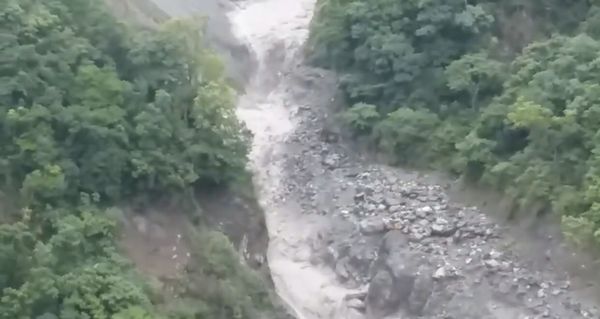 受梅雨鋒面影響山區大雨不斷，高雄市桃源區玉穗溪出現溪水上漲、混濁泥流狀況。 圖：公路總局提供