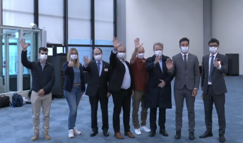 法國參議院多名跨黨派國會議員，8日上午抵達桃園國際機場，由外交部政務次長曾厚仁（左三）代表接機。 圖：翻攝自外交部直播影片