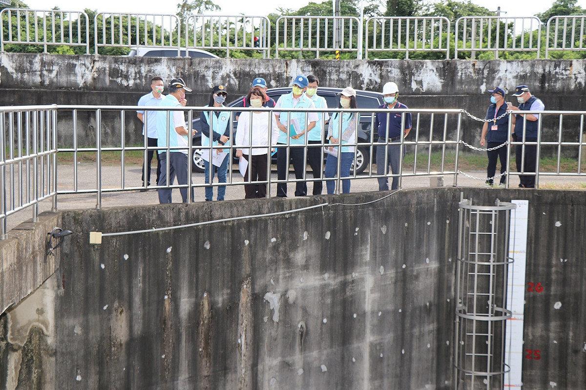 嘉義市長黃敏惠視察後湖抽水站。 圖：嘉義市政府/提供