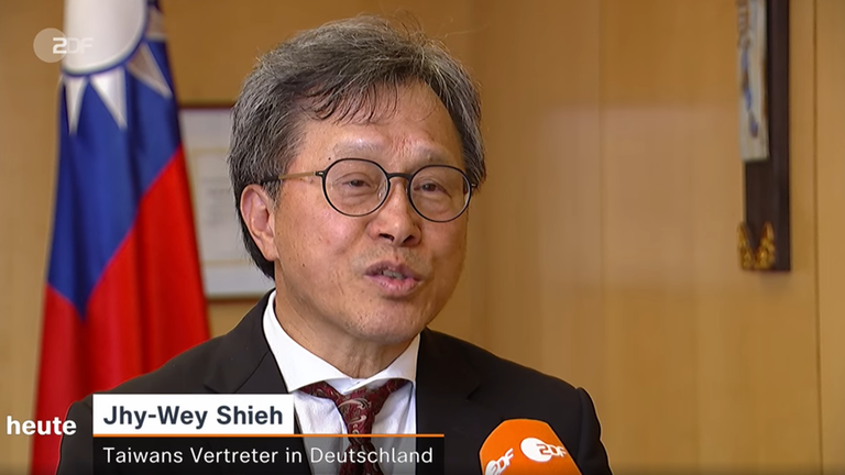 駐德代表謝志偉，在六四前夕接受德國第二電視台專訪，指出台灣的民主威脅到中國，如同烏克蘭對俄羅斯的威脅。 圖：翻攝自德國第二電視台
